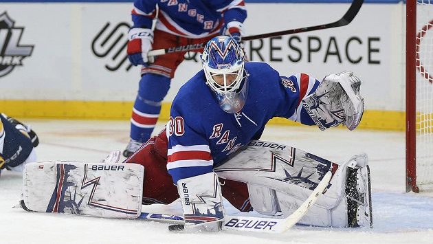 Brankář New York Rangers Henrik Lundqvist při jednom ze svých zákroků v utkání NHL proti Buffalu. Brankář New York Rangers Henrik Lundqvist při jednom ze svých zákroků v utkání NHL proti Buffalu.