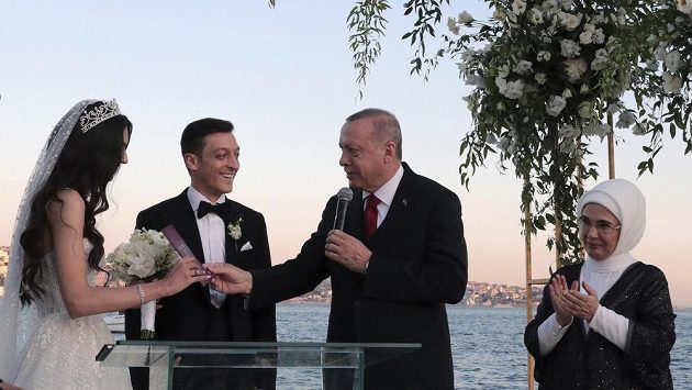 Turecký prezident Recep Tayyip Erdogan nechyběl mezi hosty na svatbě fotbalisty Mesuta Özila a bývalé Miss Amine Gulseové. Turecký prezident Recep Tayyip Erdogan nechyběl mezi hosty na svatbě fotbalisty Mesuta Özila a bývalé Miss Amine Gulseové.