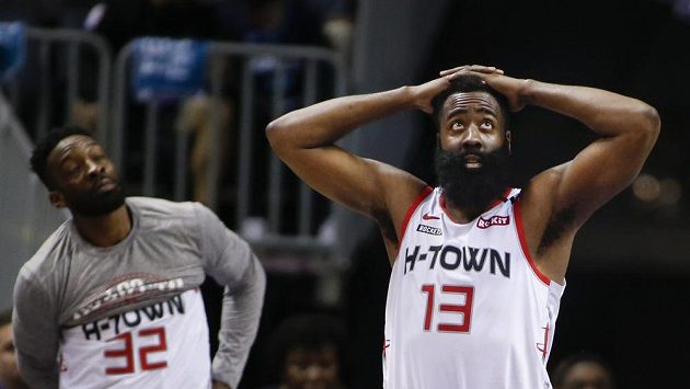 Basketbalová hvězda Houstonu James Harden (13) v zápase NBA proti Charlotte. Basketbalová hvězda Houstonu James Harden (13) v zápase NBA proti Charlotte.