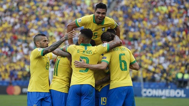 Brazilec Casemiro (hanoře) slaví se spoluhráči gól v síti Peru. Brazilec Casemiro (hanoře) slaví se spoluhráči gól v síti Peru.