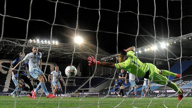 Robin Gosens střílí první gól Atalanty Bergamo v utkání s římským Laziem. Robin Gosens střílí první gól Atalanty Bergamo v utkání s římským Laziem.