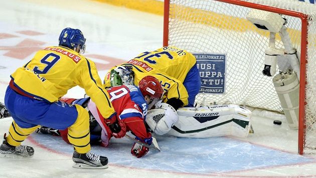Niclas Andersén (vlevo) přispěchal brankáři Niklasi Svedbergovi na pomoc pozdě, gólu ruského útočníka Alexandra Barabanova (uprostřed) nezabránili. Niclas Andersén (vlevo) přispěchal brankáři Niklasi Svedbergovi na pomoc pozdě, gólu ruského útočníka Alexandra Barabanova (uprostřed) nezabránili.