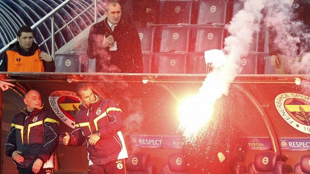 Pekelné ohně jsou v Istanbulu tradičním koloritem fotbalových zápasů... Pekelné ohně jsou v Istanbulu tradičním koloritem fotbalových zápasů...