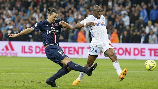 Zlatan Ibrahimovic z PSG pálí na branku Marseille, jeho střelu se snaží zablokovat Rod Fanni. Zlatan Ibrahimovic z PSG pálí na branku Marseille, jeho střelu se snaží zablokovat Rod Fanni.
