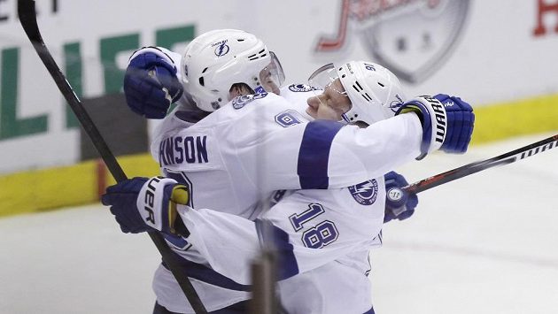 Hokejisté Tampy Bay Lightning Tyler Johnson (9) a Ondřej Palát (18) se radují z gólu proti Detroitu v šestém utkání série prvního kola play off NHL. Hokejisté Tampy Bay Lightning Tyler Johnson (9) a Ondřej Palát (18) se radují z gólu proti Detroitu v šestém utkání série prvního kola play off NHL.