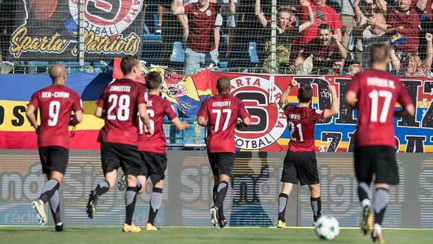 Ondřej Zahustel (číslo 28) oslavuje se spoluhráči Lafatův gól v Mladé Boleslavi. Ondřej Zahustel (číslo 28) oslavuje se spoluhráči Lafatův gól v Mladé Boleslavi.