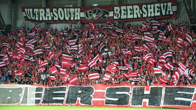 Fanoušci Beer Ševy během utkání se Spartou. Fanoušci Beer Ševy během utkání se Spartou.