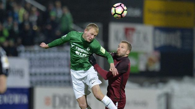 Jablonecký Ondřej Mihálik v úspěšném hlavičkovém souboji s Michalem Kadlecem ze Sparty Praha. Jablonecký Ondřej Mihálik v úspěšném hlavičkovém souboji s Michalem Kadlecem ze Sparty Praha.