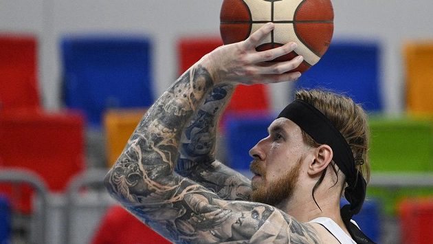 Český pivot Patrik Auda střílí na koš. Český pivot Patrik Auda střílí na koš.