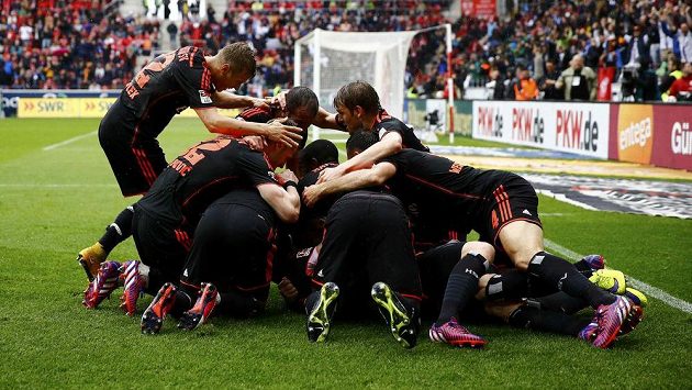 Fotbalisté Hamburku se radují z gólu proti Mohuči. Fotbalisté Hamburku se radují z gólu proti Mohuči.