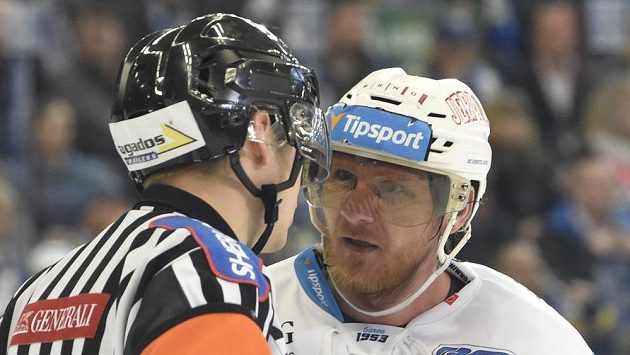 Hlavní rozhodčí Jan Hribik a Martin Erat z Brna ve čtvrtém semifinále. Hlavní rozhodčí Jan Hribik a Martin Erat z Brna ve čtvrtém semifinále.