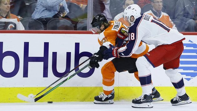 Jakub Voráček (93) z Philadelphie a Pierre-Luc Dubois (18) z Columbusu. Jakub Voráček (93) z Philadelphie a Pierre-Luc Dubois (18) z Columbusu.