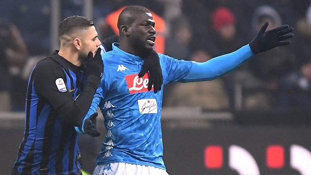 Neapolský fotbalista Kalidou Koulibaly (vpravo) viděl v Miláně červenou kartu. Červenat by se měli i fanoušci Interu, kteří hráče rasisticky uráželi. Neapolský fotbalista Kalidou Koulibaly (vpravo) viděl v Miláně červenou kartu. Červenat by se měli i fanoušci Interu, kteří hráče rasisticky uráželi.