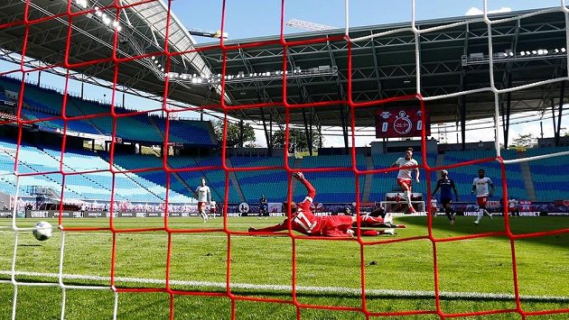 Míč míří do sítě. Z gólu se raduje český útočník Patrik Schick, který poslal Lipsko v bundesligovém utkání do vedení. Míč míří do sítě. Z gólu se raduje český útočník Patrik Schick, který poslal Lipsko v bundesligovém utkání do vedení.