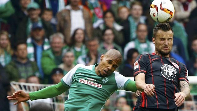 Kapitán fotbalistů Frankfurtu Marco Russ (vpravo) v hlavičkovém souboji s českým zadákem Theodorem Gebre Selassiem z Brém. Kapitán fotbalistů Frankfurtu Marco Russ (vpravo) v hlavičkovém souboji s českým zadákem Theodorem Gebre Selassiem z Brém.