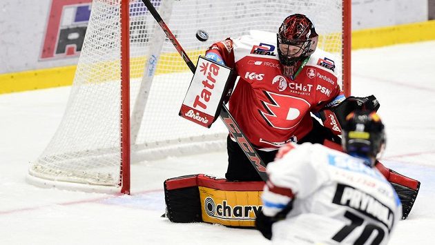 Brankář Pardubic Dominik Frodl a před ním Patrik Prymula ze Sparty. Brankář Pardubic Dominik Frodl a před ním Patrik Prymula ze Sparty.