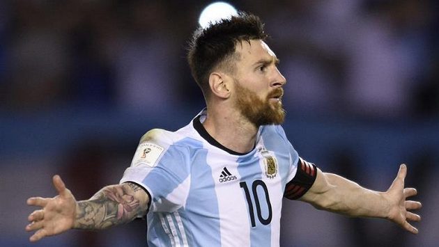 Argentinec Lionel Messi vstřelil v utkání kvalifikace o postup na MS 2018 proti Chile z penalty vítězný gól a mohl mít radost. Během utkání se ale často zlobil. Argentinec Lionel Messi vstřelil v utkání kvalifikace o postup na MS 2018 proti Chile z penalty vítězný gól a mohl mít radost. Během utkání se ale často zlobil.