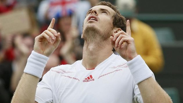 Britský tenista Andy Murray oslavuje postup do čtvrtfinále Wimbledonu Britský tenista Andy Murray oslavuje postup do čtvrtfinále Wimbledonu