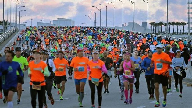 Tisíce lidí se v Miami vydaly krájet kilometry. Tisíce lidí se v Miami vydaly krájet kilometry.