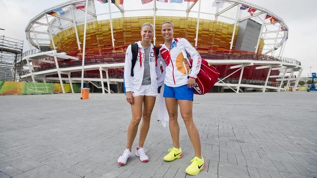 České tenistky Andrea Hlaváčková (vlevo) a Lucie Hradecká konečně v Riu spolu. České tenistky Andrea Hlaváčková (vlevo) a Lucie Hradecká konečně v Riu spolu.