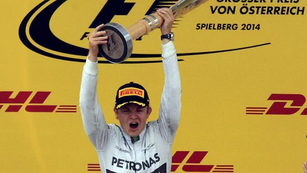 Jezdec stáje Mercedes Nico Rosberg s trofejí pro vítěze obnovené Velké ceny Rakouska. Jezdec stáje Mercedes Nico Rosberg s trofejí pro vítěze obnovené Velké ceny Rakouska.