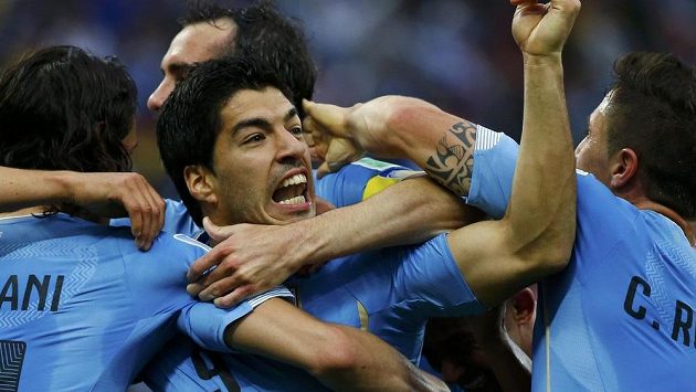 Luis Suárez se se spoluhráči raduje z trefy proti Anglii. Luis Suárez se se spoluhráči raduje z trefy proti Anglii.