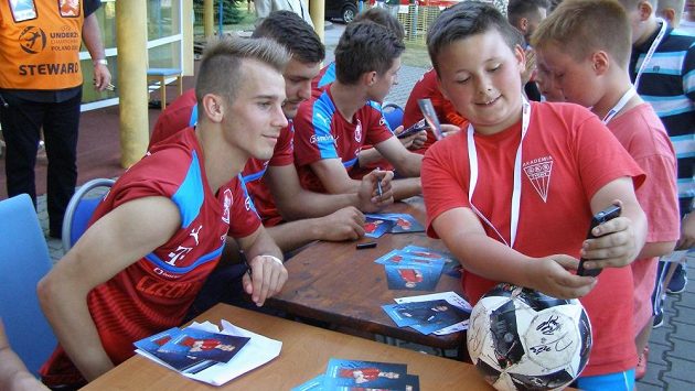 Záložník Václav Černý během autogramiády po čtvrtečním tréninku české fotbalové reprezentace do 21 let v polských Tychách. Záložník Václav Černý během autogramiády po čtvrtečním tréninku české fotbalové reprezentace do 21 let v polských Tychách.