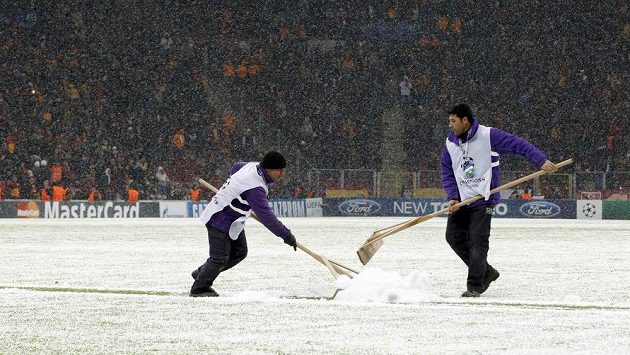 Odklízení sněhu nestačilo, zápas mezi Galatasarayem a Juventusem byl ukončený. Odklízení sněhu nestačilo, zápas mezi Galatasarayem a Juventusem byl ukončený.