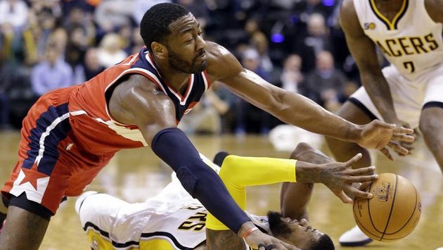 John Wall z Washingtonu bojuje o balón s Mylesem Turnerem z Indiany. John Wall z Washingtonu bojuje o balón s Mylesem Turnerem z Indiany.