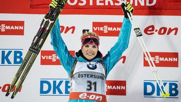 Česká biatlonistka Gabriela Soukalová se raduje z vítězství ze závodu na 15 kilometrů. Česká biatlonistka Gabriela Soukalová se raduje z vítězství ze závodu na 15 kilometrů.