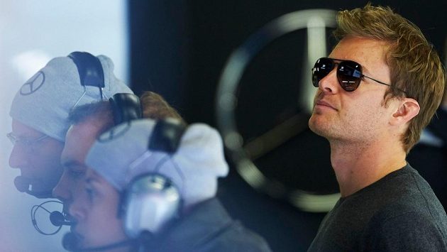 Nico Rosberg sleduje předsezónní testy v Barceloně. Nico Rosberg sleduje předsezónní testy v Barceloně.