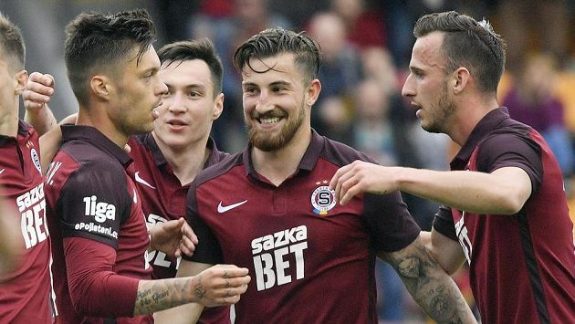 Zleva střelec Václav Kadlec, Vjačeslav Karavajev, Lukáš Vácha a Matěj Hybš, všichni ze Sparty, se radují z úvodního gólu proti Hradci Králové. Zleva střelec Václav Kadlec, Vjačeslav Karavajev, Lukáš Vácha a Matěj Hybš, všichni ze Sparty, se radují z úvodního gólu proti Hradci Králové.