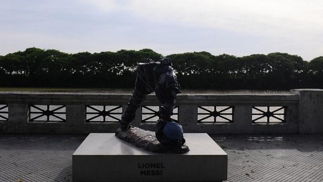 Vandalové? Socha argentinského fotbalisty Lionela Messiho v parku Costanera Sur v Buenos Aires byla opět uničena. Vandalové? Socha argentinského fotbalisty Lionela Messiho v parku Costanera Sur v Buenos Aires byla opět uničena.