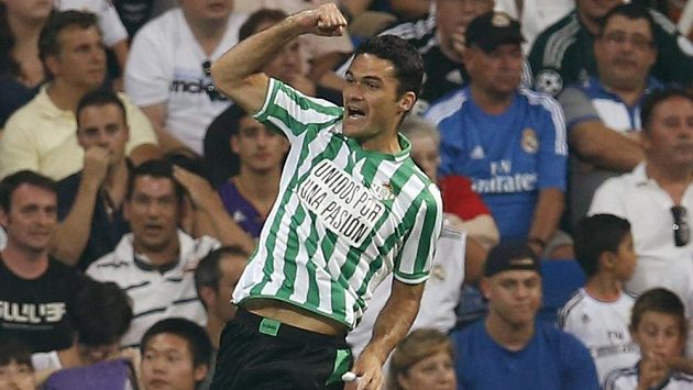 Jorge Molina z Betisu Sevilla oslavuje gól proti Realu Madrid. Jorge Molina z Betisu Sevilla oslavuje gól proti Realu Madrid.