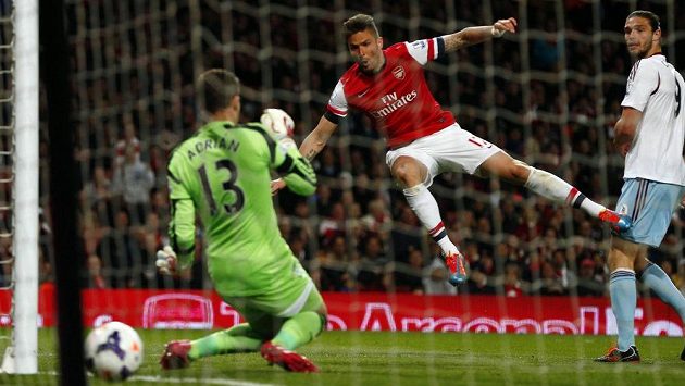 Olivier Giroud (uprostřed) z Arsenalu střílí gól v ligové dohrávce proti West Hamu. Olivier Giroud (uprostřed) z Arsenalu střílí gól v ligové dohrávce proti West Hamu.