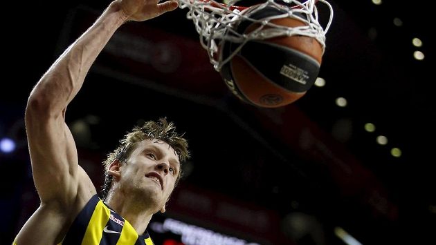 Český basketbalista Jan Veselý během utkání proti Realu Madrid. Český basketbalista Jan Veselý během utkání proti Realu Madrid.