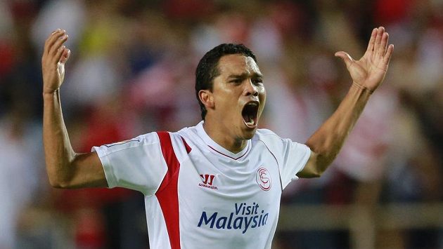 Kolumbijský útočník Carlos Bacca ze Sevilly se raduje z gólu v utkání proti Villarrealu. Kolumbijský útočník Carlos Bacca ze Sevilly se raduje z gólu v utkání proti Villarrealu.