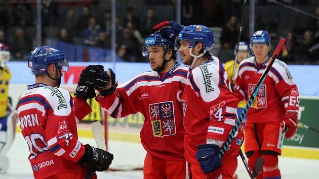 Jan Kovář přijímá gratulace za vstřelení prvního gólu na Švédských hrách proti domácímu týmu. Jan Kovář přijímá gratulace za vstřelení prvního gólu na Švédských hrách proti domácímu týmu.