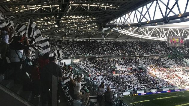 Ženský ligový fotbal v Itálii přepsal rekordy v návštěvnosti. Na zápas mezi ženami Juventusu a Fiorentiny se přišlo podívat 39 000 lidí. Ženský ligový fotbal v Itálii přepsal rekordy v návštěvnosti. Na zápas mezi ženami Juventusu a Fiorentiny se přišlo podívat 39 000 lidí.
