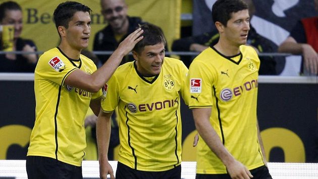 Hráči Borussie Dortmund zleva Nuri Sahin, Jonas Hofmann a Robert Lewandowski slaví gól do sítě Eintrachtu Braunschweig. Hráči Borussie Dortmund zleva Nuri Sahin, Jonas Hofmann a Robert Lewandowski slaví gól do sítě Eintrachtu Braunschweig.