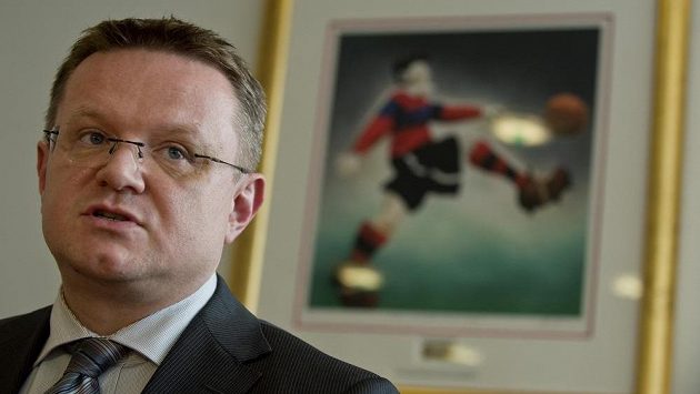 Předseda disciplinární komise FAČR Richard Baček. Předseda disciplinární komise FAČR Richard Baček.