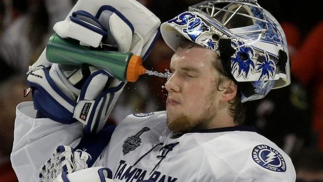 Brankář Andrej Vasilevskij z Tampy Bay se občerstvuje během čtvrtého zápasu finále Stanleyova poháru proti Chicagu. Brankář Andrej Vasilevskij z Tampy Bay se občerstvuje během čtvrtého zápasu finále Stanleyova poháru proti Chicagu.