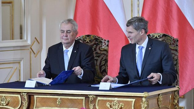Prezident České republiky Miloš Zeman (vlevo) a předseda ČOV Jiří Kejval podepsali na Pražském hradě přihlášku na zimní hry v Pchjongčchangu 2018. Prezident České republiky Miloš Zeman (vlevo) a předseda ČOV Jiří Kejval podepsali na Pražském hradě přihlášku na zimní hry v Pchjongčchangu 2018.