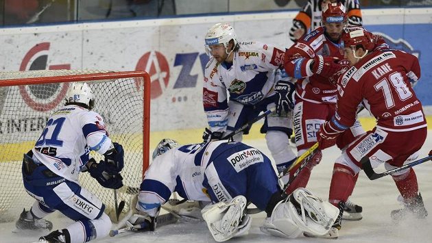 Zleva Peter Trška z Brna, brankář Brna Karel Vejmelka, Hynek Zohorna z Brna, kapitán Třince Zbyněk Irgl a Cory Kane z Třince. Zleva Peter Trška z Brna, brankář Brna Karel Vejmelka, Hynek Zohorna z Brna, kapitán Třince Zbyněk Irgl a Cory Kane z Třince.