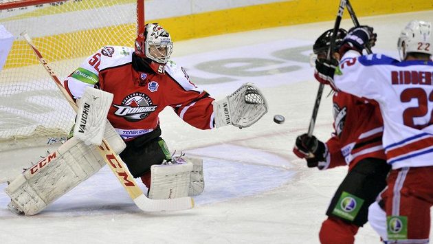 Zleva brankář Doněcku Ján Laco, obránce Andrej Koněv a útočník Lva Calle Ridderwal ve čtvrtém čtvrtfinále play off KHL. Zleva brankář Doněcku Ján Laco, obránce Andrej Koněv a útočník Lva Calle Ridderwal ve čtvrtém čtvrtfinále play off KHL.
