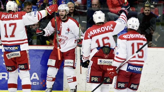 Hokejisté Slavie slaví gól. Hokejisté Slavie slaví gól.