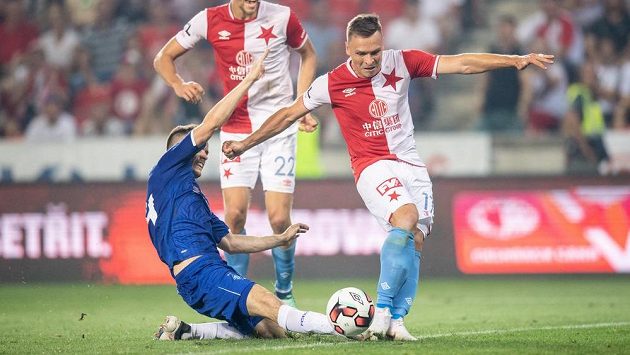 Tomasz Kedziora z Kyjeva fauluje Stanislava Tecla ze Slavie Praha v pokutovém území v nastavení utkání 3. předkola Ligy mistrů. Zápas skončil nakonec 1:1. Tomasz Kedziora z Kyjeva fauluje Stanislava Tecla ze Slavie Praha v pokutovém území v nastavení utkání 3. předkola Ligy mistrů. Zápas skončil nakonec 1:1.