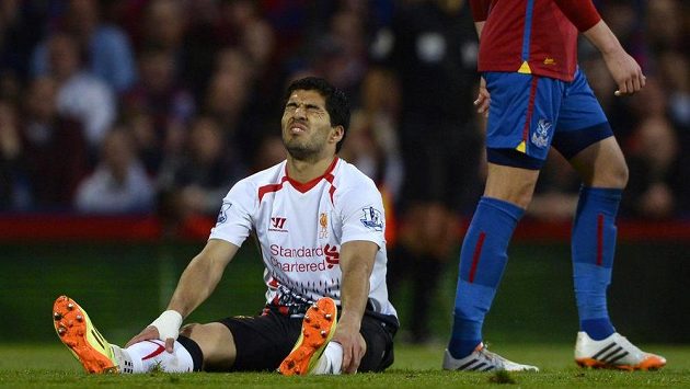 Rozčarovaný kanonýr Liverpoolu Luis Suárez v utkání s Crystal Palace. Rozčarovaný kanonýr Liverpoolu Luis Suárez v utkání s Crystal Palace.