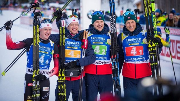 Vítězná norská štafeta (zleva): Johannes Thingnes Bö, Tarjei Bö, Vetle Sjaastad Christiansen a Lars Helge Birkeland. Vítězná norská štafeta (zleva): Johannes Thingnes Bö, Tarjei Bö, Vetle Sjaastad Christiansen a Lars Helge Birkeland.