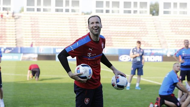 Petr Čech na tréninku české fotbalové reprezentace na ME. Petr Čech na tréninku české fotbalové reprezentace na ME.